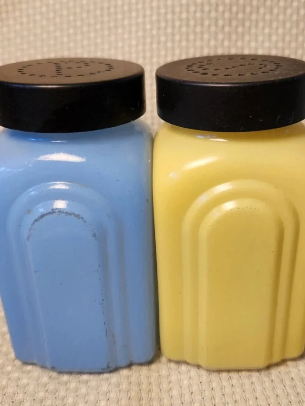 1930s McKee Roman Arch Salt Pepper Shakers Yellow/Blue Bakelite ZAY Lids J-37 - Picture 3 of 16